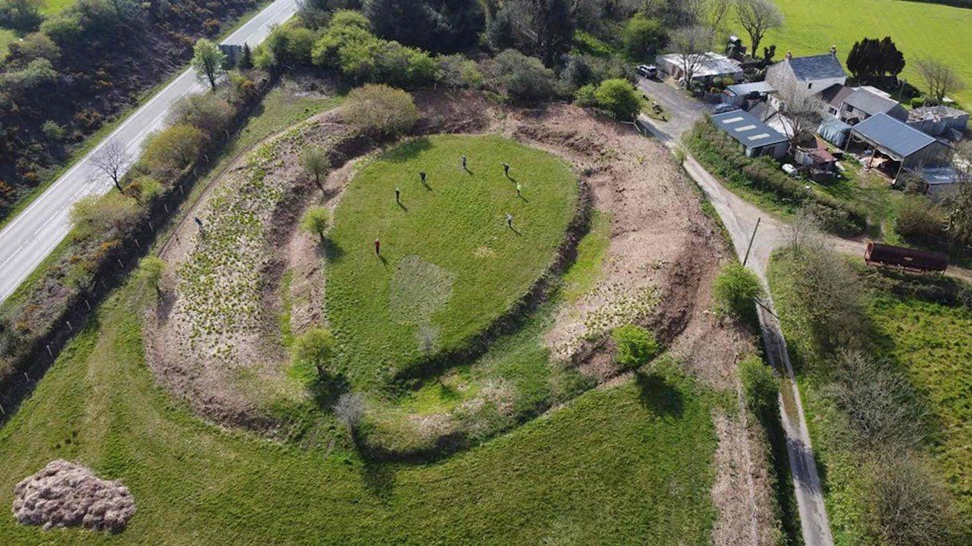 Volunteers Uncover Rare, 4,800-Year-Old Stone Circle in England