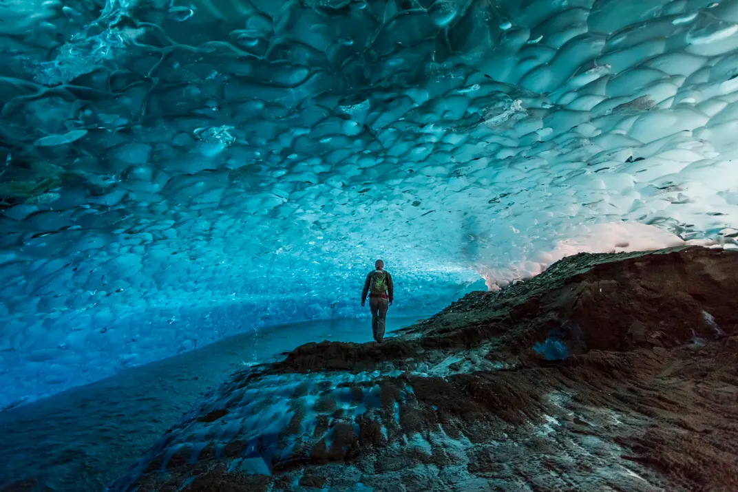 Смочь невероятно. Ледяные пещеры Менденхолл, Аляска. Пещеры ледника Менденхолла Аляска. Необычные места. Удивительные места планеты.