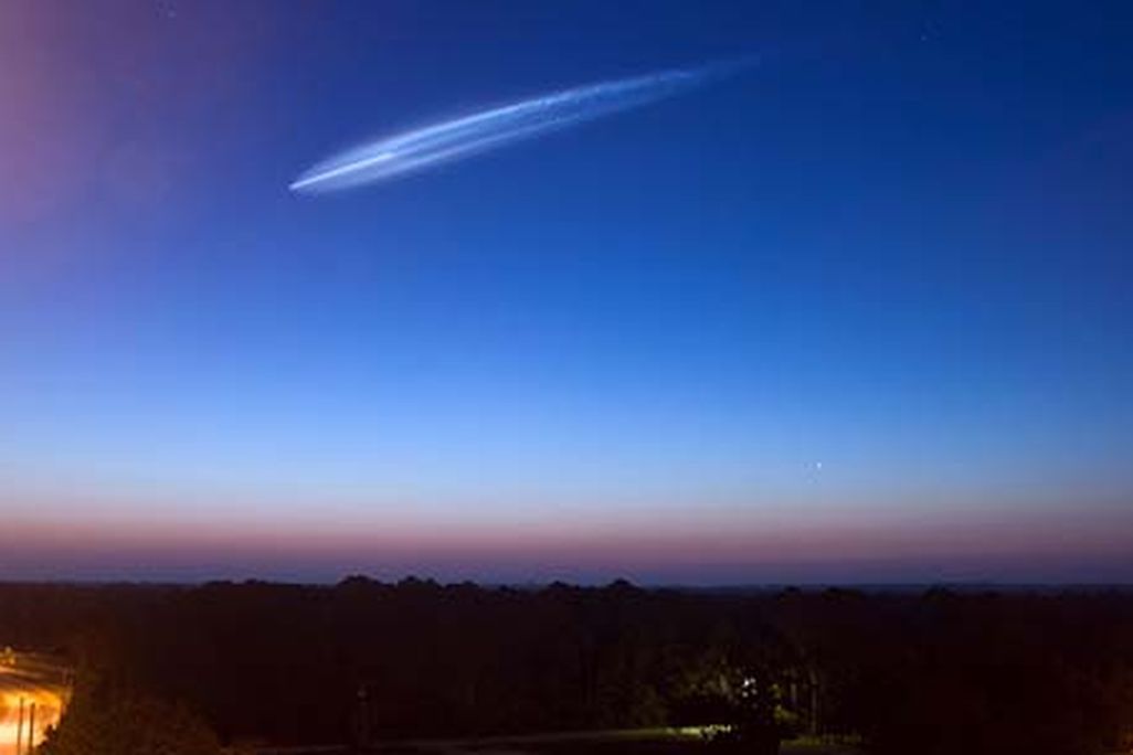 STS131-plume-flash.jpg