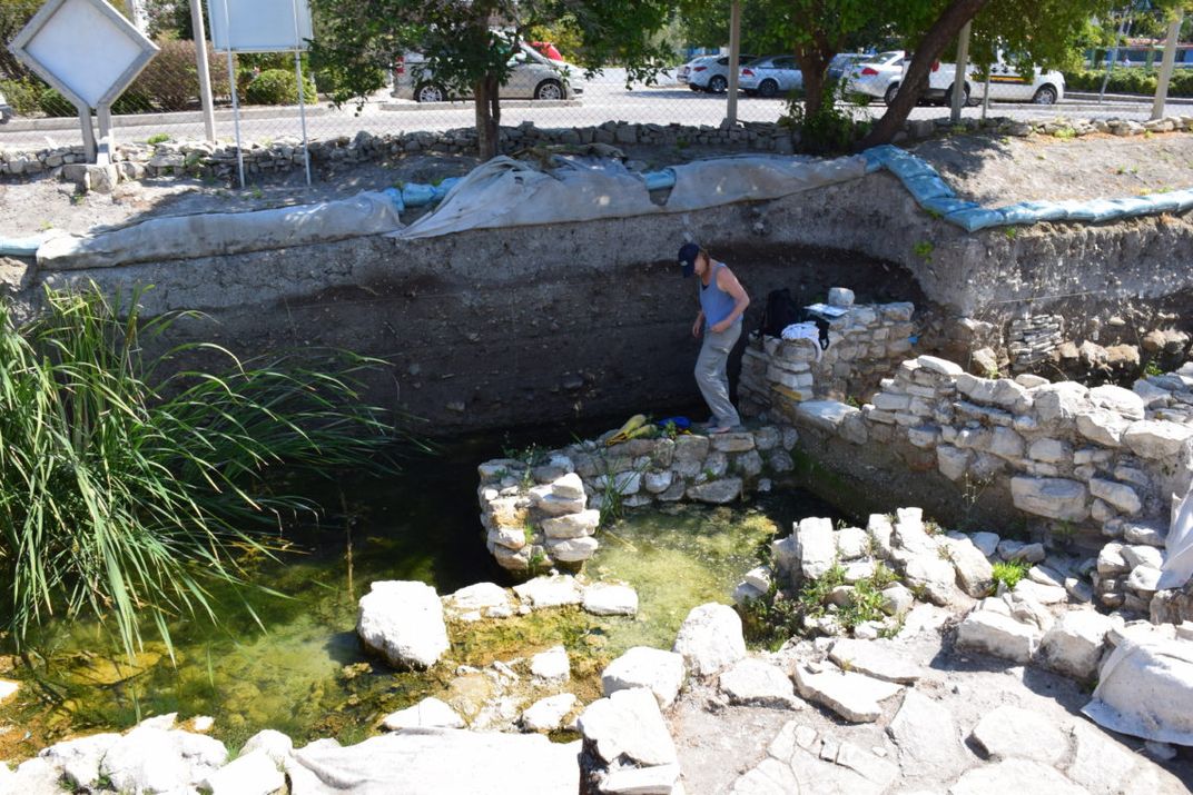 Arqueólogo masculino en un sitio de excavación en una cantera de piedra