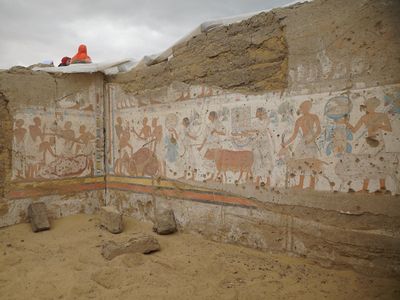The tomb was decorated with colorful&nbsp;painted scenes.