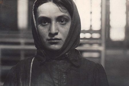 Young Jewess Arriving at Ellis Island / Lewis Wikes Hine / 1905 / Courtesy Alan Klotz Gallery / Photocollect, Inc. / New York City