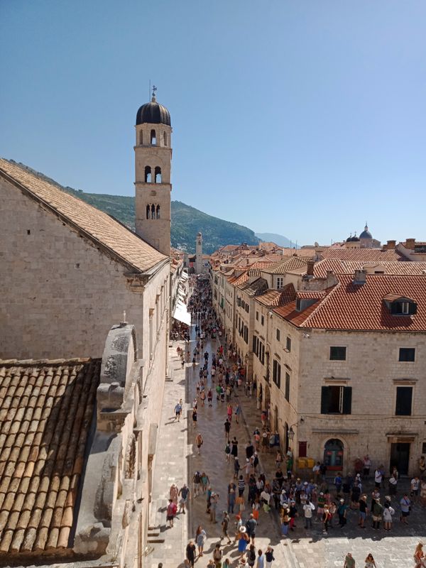 Dubrovnik street and tourists thumbnail