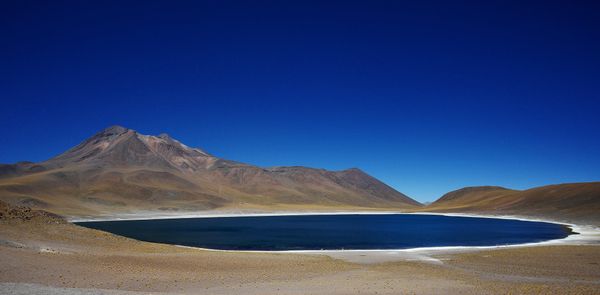 Ein Saphir im chilenischen Hochland: Die Laguna Miñiques. thumbnail