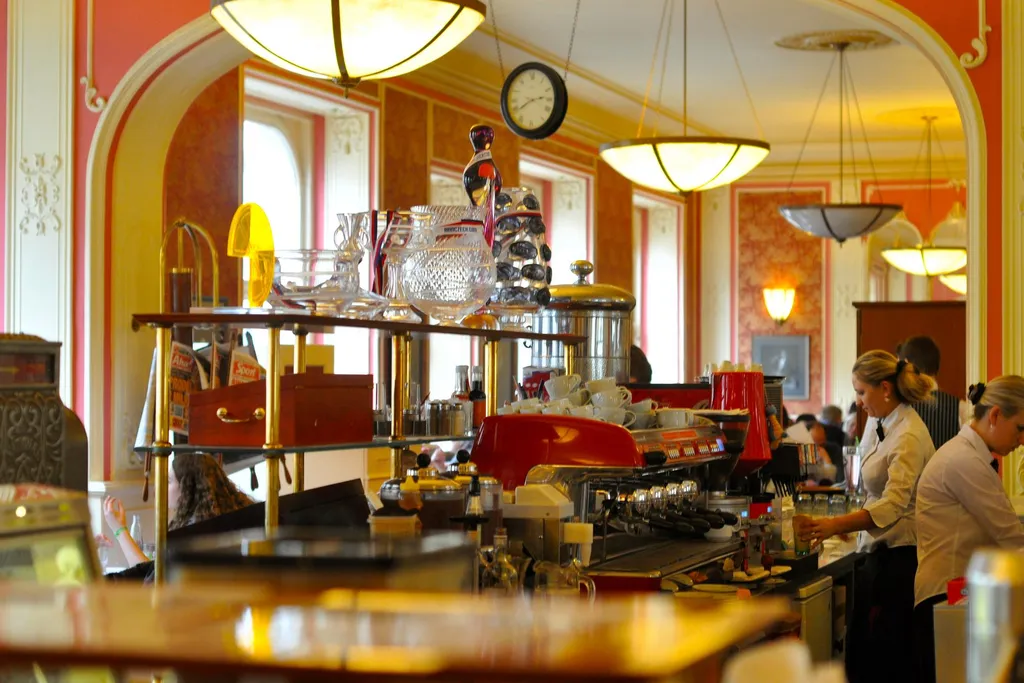 Cafe Louvre