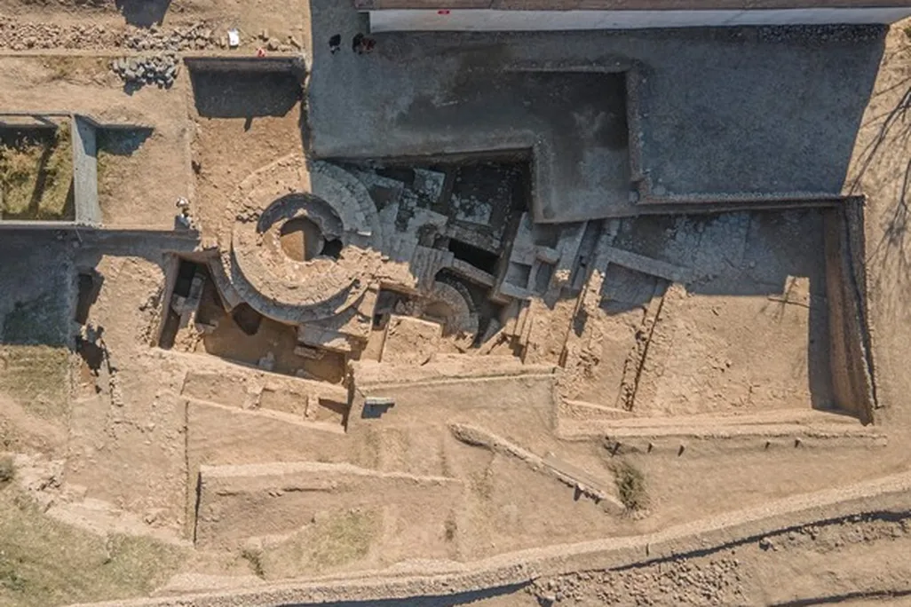 circular and square-like structures in the sand
