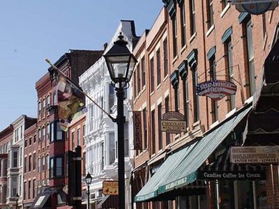 Grant moved to Galena in 1860. The town, known as the "outdoor museum of the Victorian Midwest," boasts landmarks including Grant's post-Civil War mansion and Main Street.