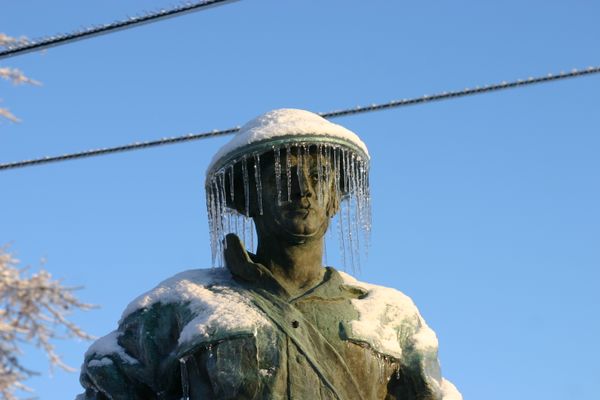 WWI Statue after ice storm Dec 2008 thumbnail