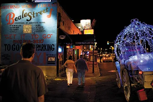 Turn around for me': Memphis turns photographer for fan with