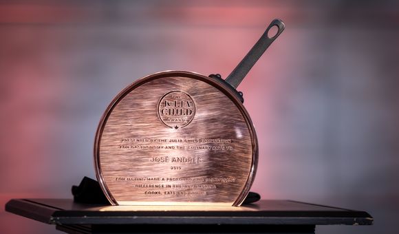 Engraved cooking pan