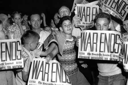 Victory over Japan Day (V-J Day) on Jackson Square, Oak Ridge. August 1945. The town of Oak Ridge was established by the Army Corps of Engineers as part of the Clinton Engineer Works in 1942 on isolated farm land as part of the Manhattan Project. The site was chosen for the X-10 Graphite Reactor, used to show that plutonium can be extracted from enriched uranium. Tennessee, USA.