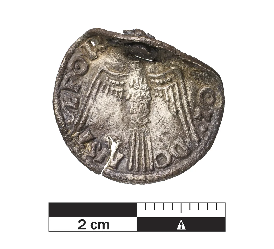 This side of the coin depicts a dove symbolizing the Holy Spirit.