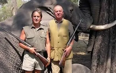 King Juan Carlos, at right, stands with his guide from Rann Safaris as his dead Botswanan elephant lies propped against a tree.