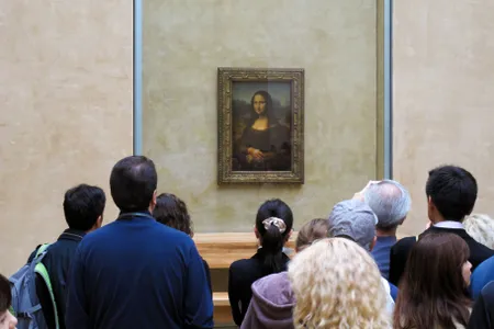 The Mona Lisa's sparse setting may help visitors better appreciate its beauty, according to a new psychology study.