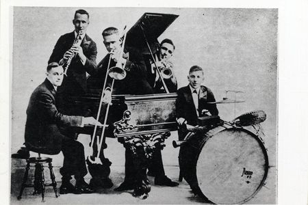 The Original Dixieland Jass Band included cornetist Nick LaRocca, trombonist Eddie Edwards, clarinetist Larry Shields, pianist Henry Ragas, and drummer Tony Sbarbaro. 