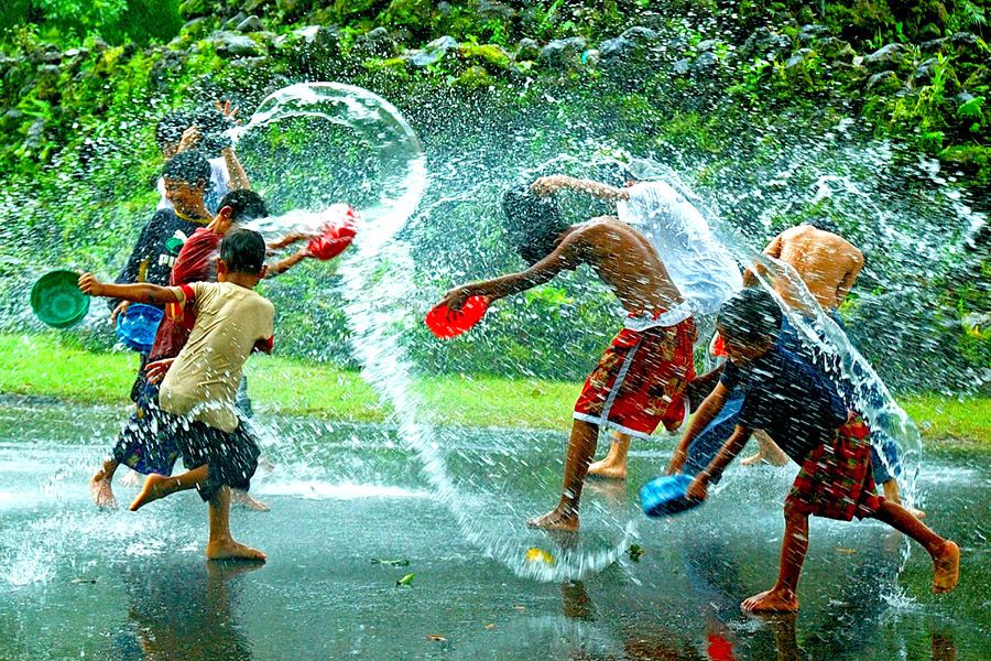 Water fights. Танец дождя. Веселье под дождем. Радость под дождем. Дети веселятся под дождем.