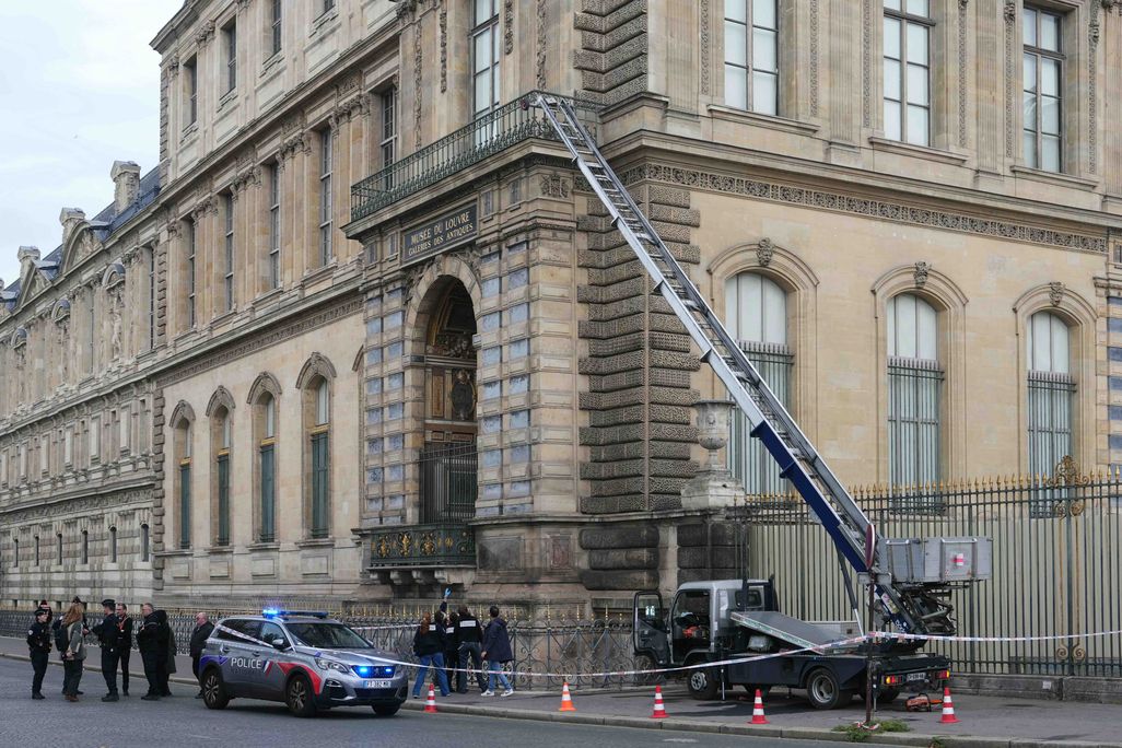 Louvre theft