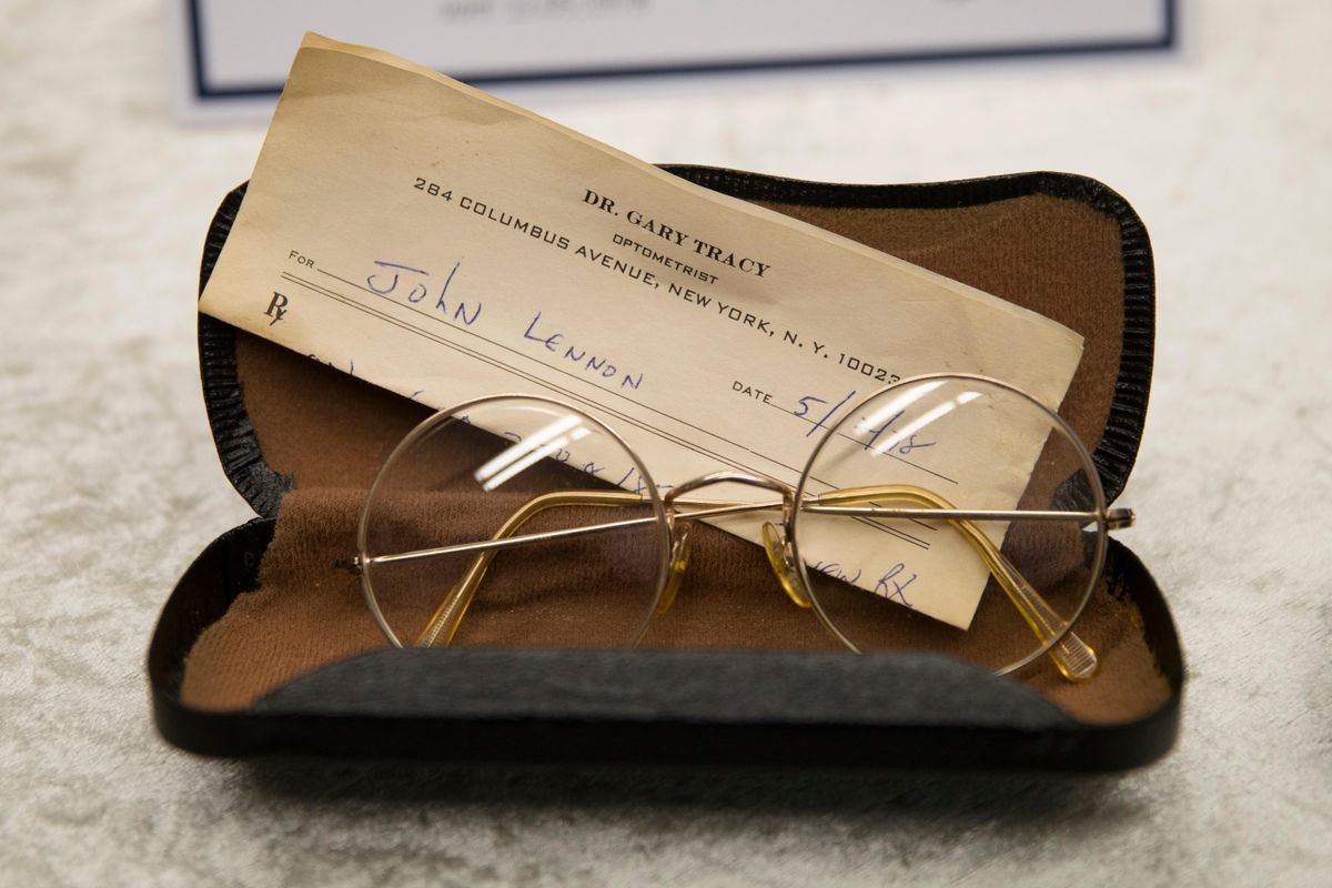 LENNON コレクターズアイテム 100 Stolen John Lennon Items Found in Berlin