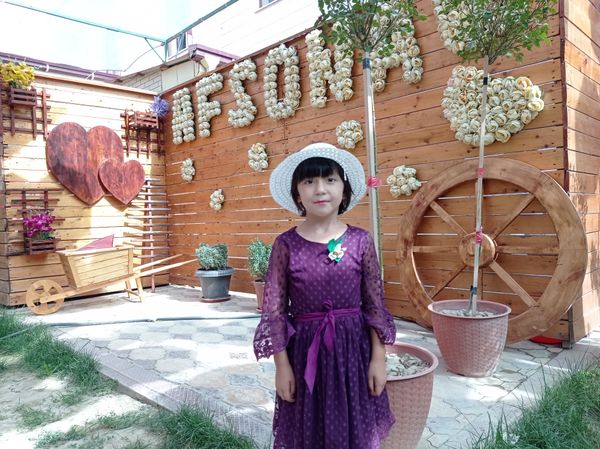 a little girl who came to an Uzbek wedding / camera: redmi not 9 phone camera thumbnail