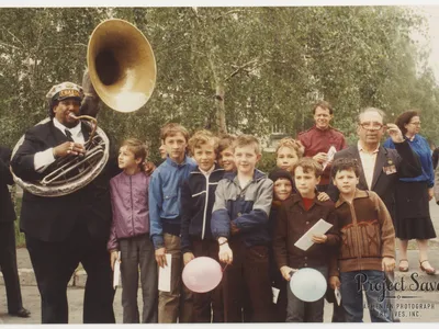 A member of the Young Tuxedo Brass Band from New Orleans poses with Ukrainian youth in Kyiv, May 1990.
&nbsp;