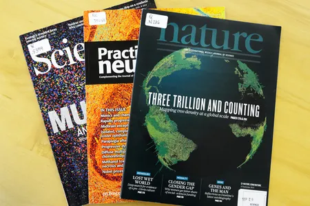 The journals that scientists consider most prestigious are often in English. 