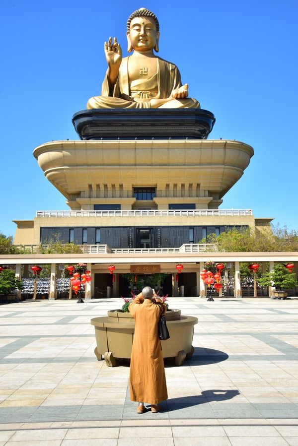 Praying before the Fo Guang Big Buddha thumbnail