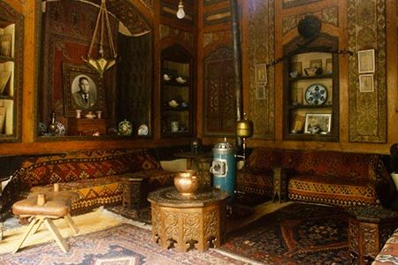 Located off Al-Amin Street in the old Jewish Quarter, Beit Farhi is the real power center in Old Damascus.