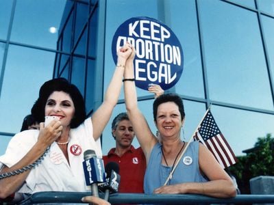 Attorney Gloria Allred (left) and Norma McCorvey (right), the anonymous plaintiff in <em>Roe v. Wade</em>, during a pro-choice rally in Burbank, California, on July 4, 1989