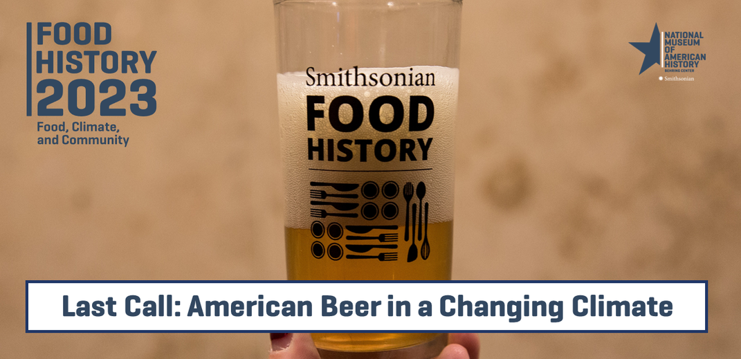 Imagen de un vaso con cerveza en su interior.  vidrio dice "Historia de la comida del Smithsonian"