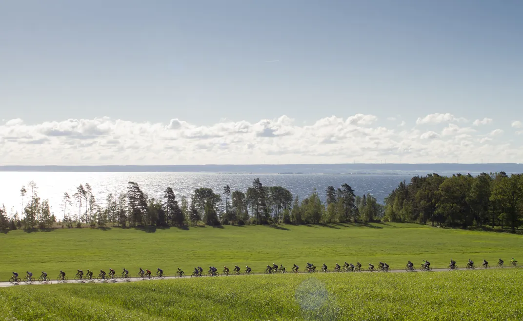 Riders along Lake Vättern