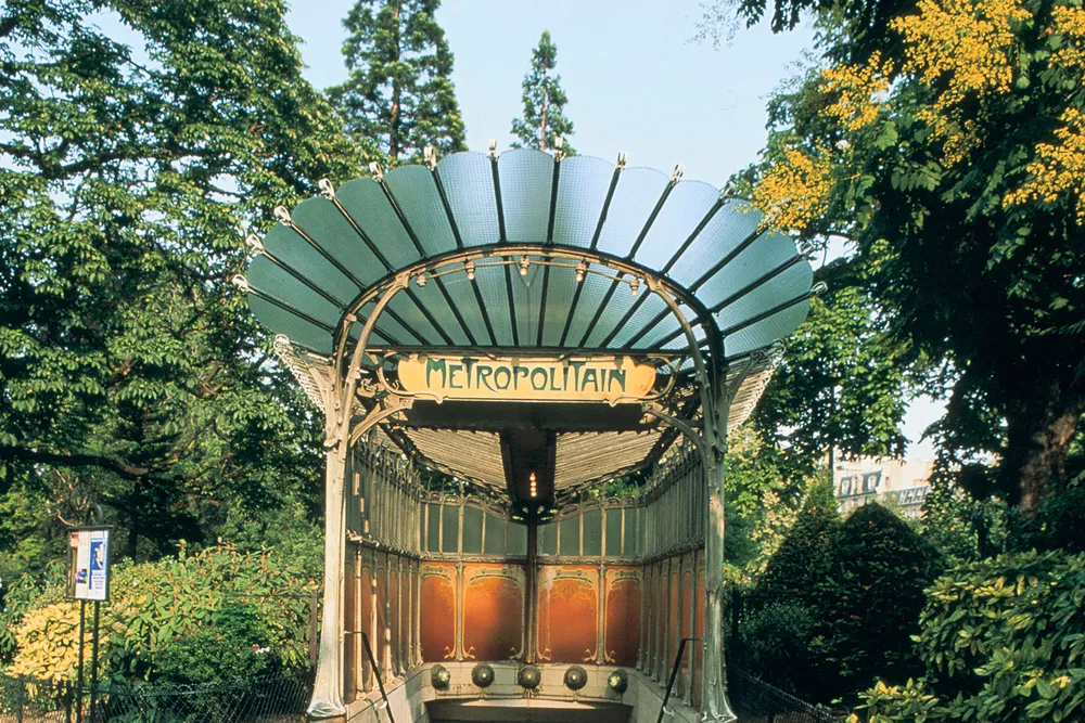 Entrance to Paris subway station