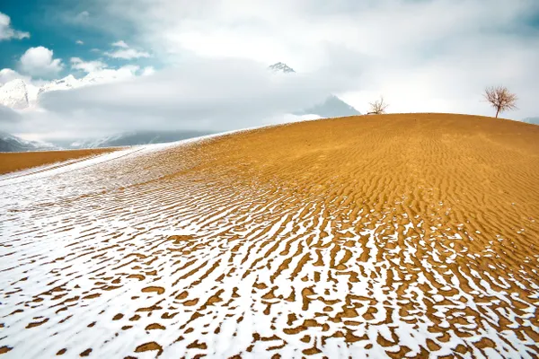 A desert covered with snow. thumbnail