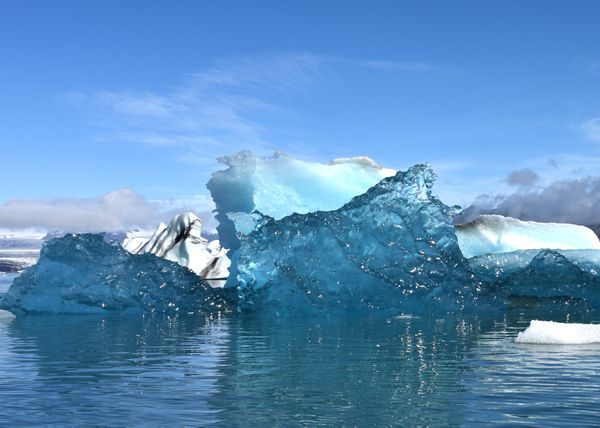New glimpse of ancient ice in Jökulsárlón Lagoon thumbnail