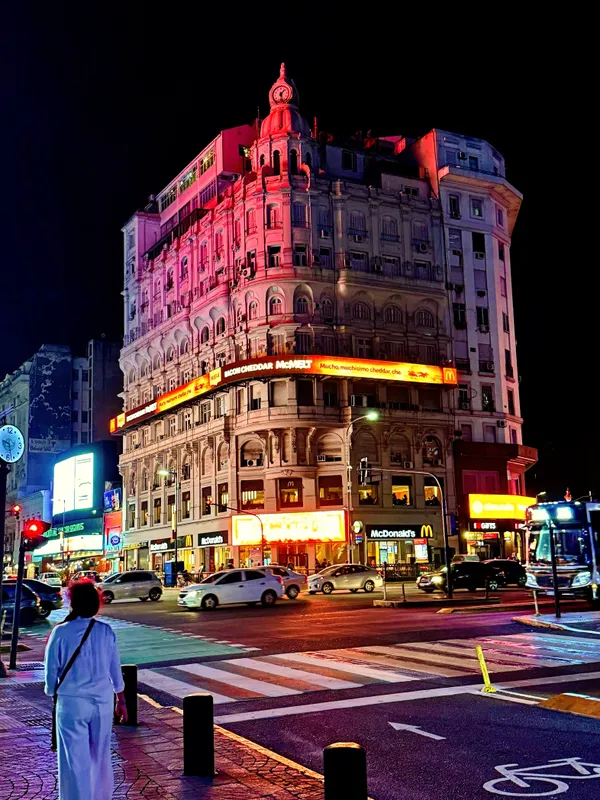 'McDonald's del Obelisco' at night. thumbnail