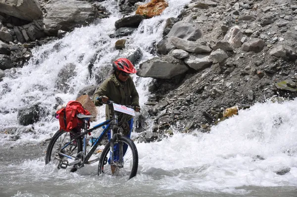 Cycling to Leh thumbnail