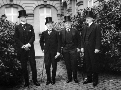 From left to right: Bernard Baruch, Norman H. Davis, Vance McCormick, Herbert Hoover