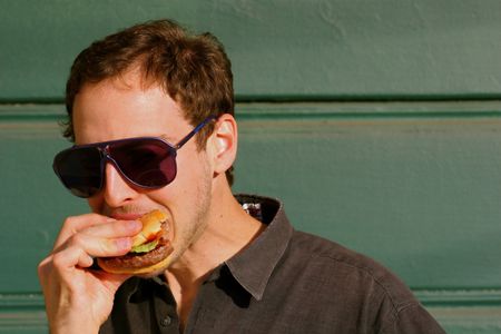 The incorrect way to eat a hamburger (according to science)
