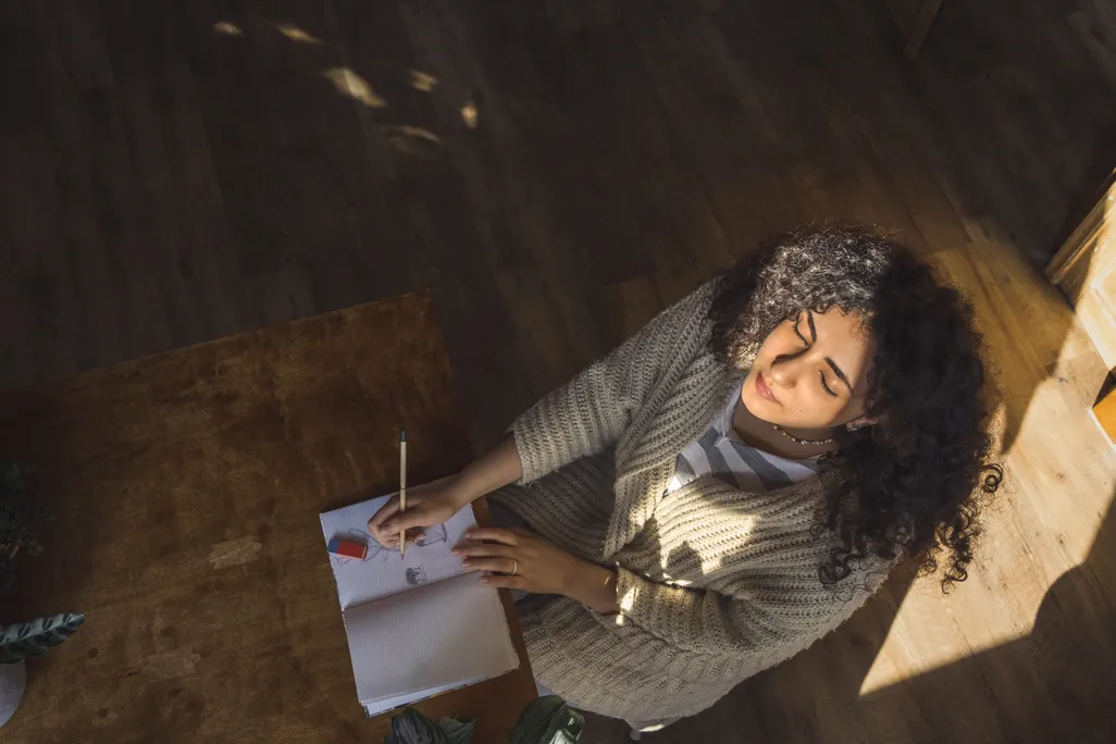 woman drawing with eyes closed