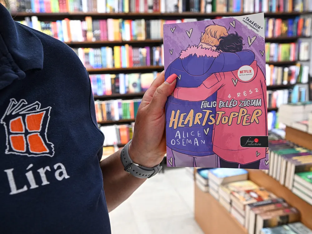 Staffer with Heartstopper at a Lira storefront
