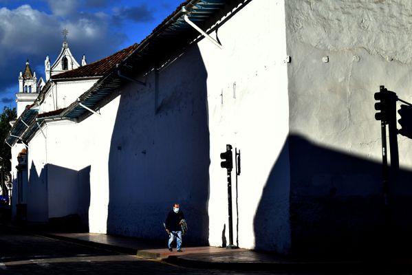 Blue jeans, blue mask & blue sky: an afternoon stroll in Cuenca, Ecuador thumbnail