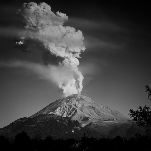Eruption of the Popocatépetl volcano. thumbnail