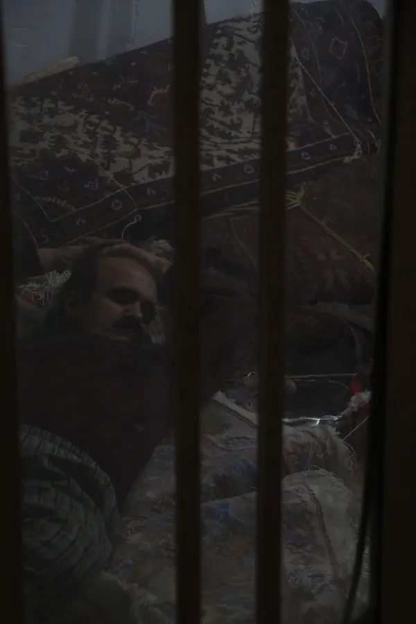 Sleeping between carpets thumbnail