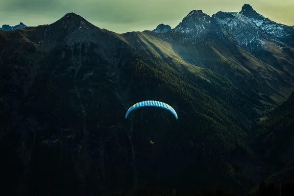 Gleitschirm Fliegen.  Canon EOS R6 Mark II,50 mm thumbnail