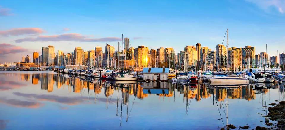  View of Vancouver's harbor 