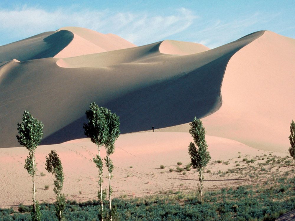 Singing dunes