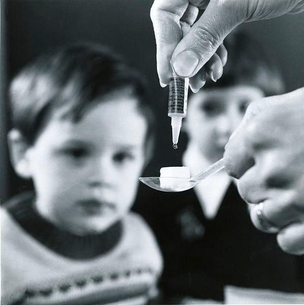 Wellcome_polio_vaccine_Wellcome_L0033971.jpg