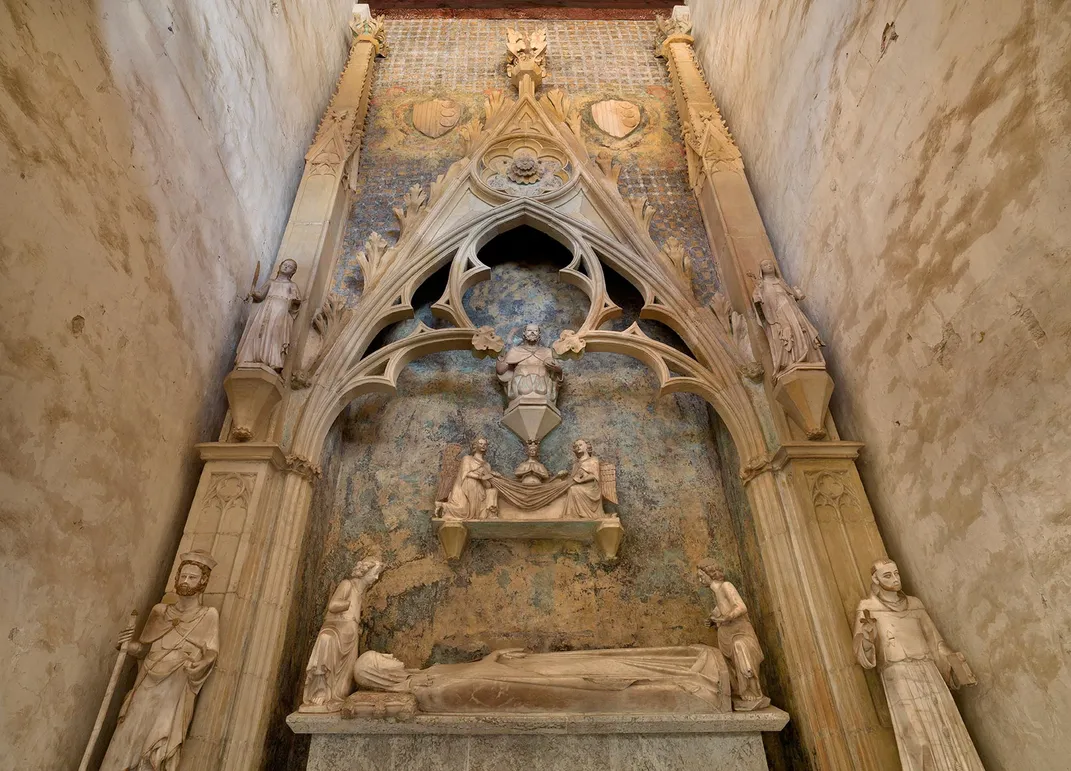 This side of Elisenda's tomb depicts her as a penitent widow in modest dress.