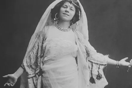 Gertrud Eysoldt as Salome in a Berlin production of Oscar Wilde&#39;s notorious play, circa 1902