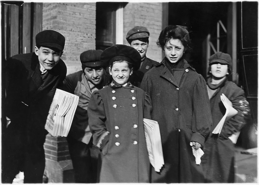 Paperboys and papergirls in Hartford, Connecticut, in 1909