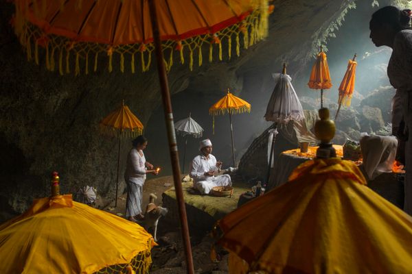 Pemangku recites prayers in Cave Temple thumbnail